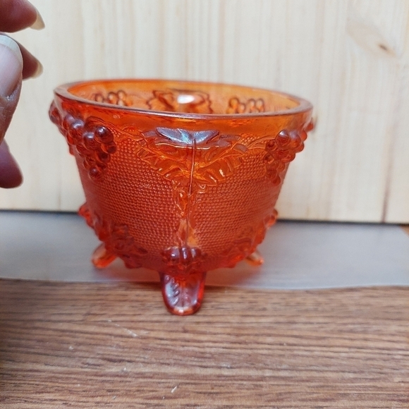 Vintage 70s Blood Orange Jeanette Pressed Glass Harvest Grapes Candy Dish - Picture 2 of 8